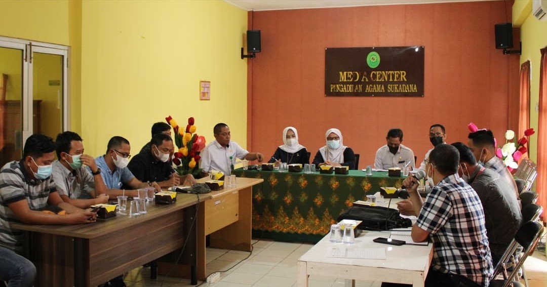 rapat gedung agustus 1